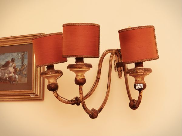 Coppia di applique in metallo laccato  - Asta Dimore fiorentine - Associazione Nazionale - Case d'Asta italiane