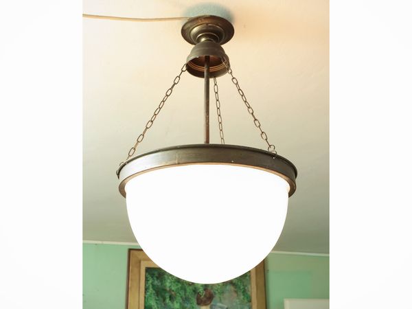 Lampadario a semisfera in vetro lattimo bianco e metallo  - Asta Dimore fiorentine - Associazione Nazionale - Case d'Asta italiane