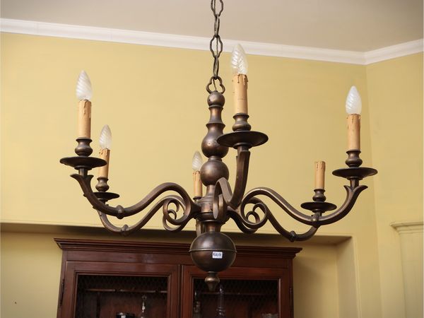 Lampadario in metallo di gusto fiammingo  - Asta Dimore fiorentine - Associazione Nazionale - Case d'Asta italiane