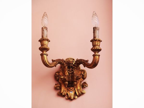 Coppia di applique in legno intagliato e dorato  - Asta Dimore fiorentine - Associazione Nazionale - Case d'Asta italiane