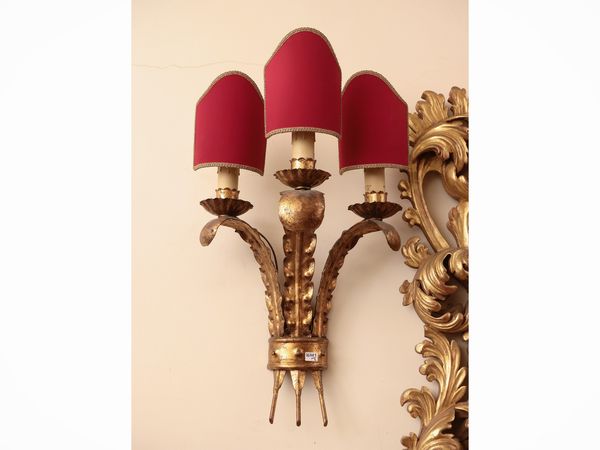 Coppia di applique in tole dorata  - Asta Dimore fiorentine - Associazione Nazionale - Case d'Asta italiane