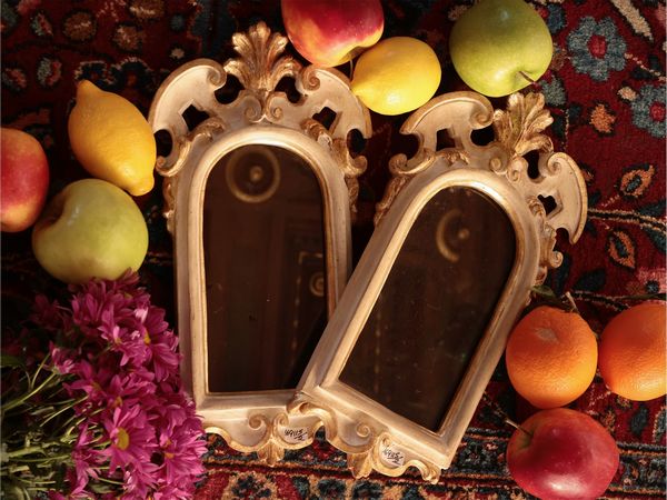 Coppia di piccole specchiere in legno intagliato, laccato e dorato  - Asta Dimore fiorentine - Associazione Nazionale - Case d'Asta italiane
