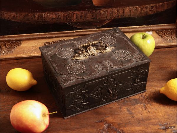 Piccolo scrigno da viaggio in ferro battuto  - Asta Dimore fiorentine - Associazione Nazionale - Case d'Asta italiane