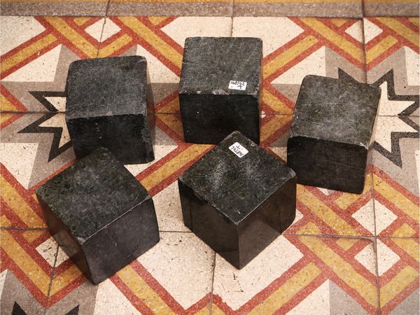Cinque cubi in marmo verde di Prato  - Asta Dimore fiorentine - Associazione Nazionale - Case d'Asta italiane