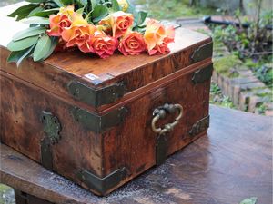 Piccolo forziere da viaggio impiallacciato in radica  - Asta Dimore fiorentine - Associazione Nazionale - Case d'Asta italiane