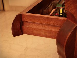 Cassettone a ribalta impiallacciato in mogano ed altre essenze  - Asta Dimore fiorentine - Associazione Nazionale - Case d'Asta italiane