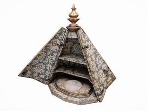 Acquasantiera piramidale in legno laccato  - Asta Dimore fiorentine - Associazione Nazionale - Case d'Asta italiane