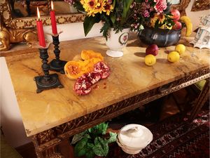 Console in legno tinto rosso pompeiano e lumeggiato in oro  - Asta Dimore fiorentine - Associazione Nazionale - Case d'Asta italiane