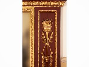Grande specchiera in legno tinto rosso pompeiano e lumeggiata in oro  - Asta Dimore fiorentine - Associazione Nazionale - Case d'Asta italiane
