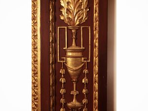 Grande specchiera in legno tinto rosso pompeiano e lumeggiata in oro  - Asta Dimore fiorentine - Associazione Nazionale - Case d'Asta italiane
