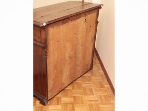 Piccolo cassettone in noce  - Asta Dimore fiorentine - Associazione Nazionale - Case d'Asta italiane