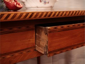 Tavolino impiallacciato in noce, ciliegio ed altre essenze  - Asta Dimore fiorentine - Associazione Nazionale - Case d'Asta italiane