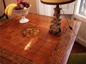 Tavolino impiallacciato in noce, ciliegio ed altre essenze  - Asta Dimore fiorentine - Associazione Nazionale - Case d'Asta italiane