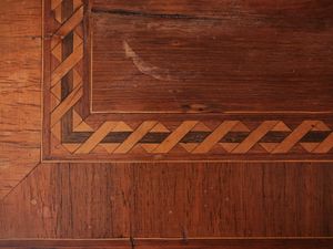 Tavolino da centro impiallacciato in noce  - Asta Dimore fiorentine - Associazione Nazionale - Case d'Asta italiane