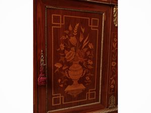 Credenza impiallacciata in noce ed altre essenze  - Asta Dimore fiorentine - Associazione Nazionale - Case d'Asta italiane