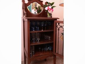 Piccola vetrina in noce di gusto inglese  - Asta Dimore fiorentine - Associazione Nazionale - Case d'Asta italiane