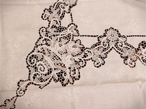 Tovaglia in lino bianco  - Asta Dimore fiorentine - Associazione Nazionale - Case d'Asta italiane