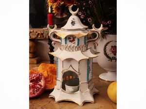 Veilleuse in porcellana  - Asta Dimore fiorentine - Associazione Nazionale - Case d'Asta italiane