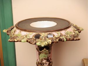 Monumentale colonna porta sculture di gusto Art Nouveau in ceramica policroma  - Asta Dimore fiorentine - Associazione Nazionale - Case d'Asta italiane