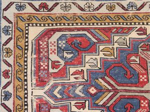 Tappeto caucasico di vecchia manifattura  - Asta Dimore fiorentine - Associazione Nazionale - Case d'Asta italiane