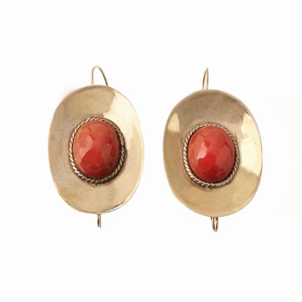 PAIO DI ORECCHINI PENDENTI CON CORALLO  - Asta Gioielli  - Associazione Nazionale - Case d'Asta italiane