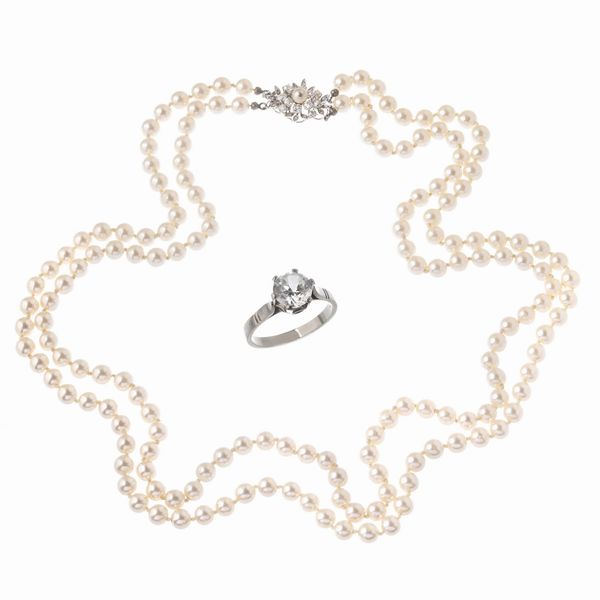 LUNGA COLLANA CON IMITAZIONE DI PERLE E ANELLO  - Asta Gioielli  - Associazione Nazionale - Case d'Asta italiane