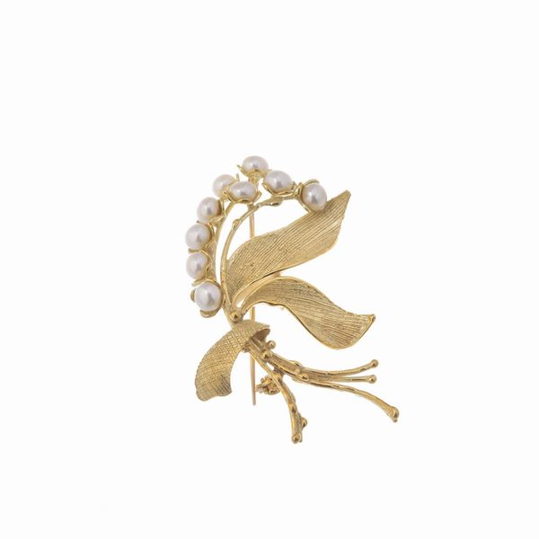 SPILLA A FORMA DI TRALCIO FIORITO CON PERLE  - Asta Gioielli  - Associazione Nazionale - Case d'Asta italiane