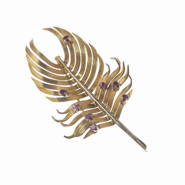 SPILLA A FORMA DI FOGLIA CON RUBINI  - Asta Gioielli  - Associazione Nazionale - Case d'Asta italiane