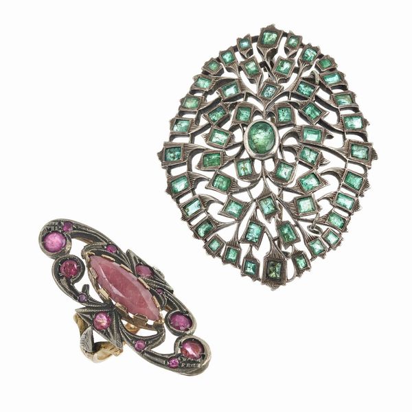 GRANDE ANELLO A LOSANGA E SPILLA CON SMERALDI  - Asta Gioielli  - Associazione Nazionale - Case d'Asta italiane