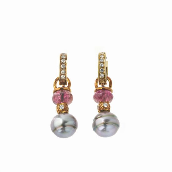 PAIO DI ORECCHINI PENDENTI CON PERLE GRIGIE TORMALINE E DIAMANTI  - Asta Gioielli  - Associazione Nazionale - Case d'Asta italiane