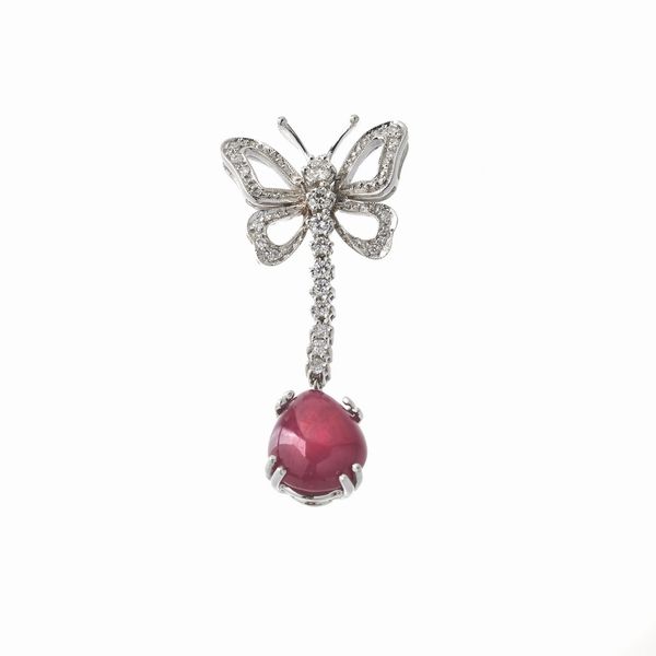 PENDENTE A FORMA DI FARFALLA CON RUBINO E DIAMANTI  - Asta Gioielli  - Associazione Nazionale - Case d'Asta italiane