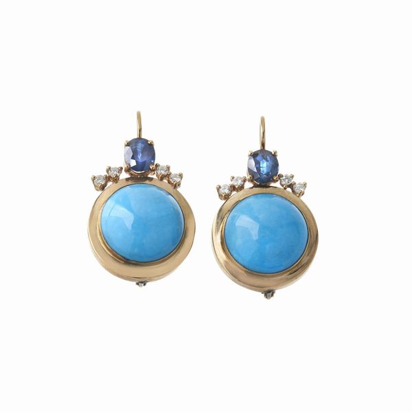 PAIO DI ORECCHINI PENDENTI CON PASTA DI TURCHESE ZAFFIRI E DIAMANTI  - Asta Gioielli  - Associazione Nazionale - Case d'Asta italiane