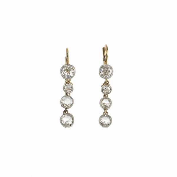 PAIO DI ORECCHINI PENDENTI CON DIAMANTI  - Asta Gioielli  - Associazione Nazionale - Case d'Asta italiane