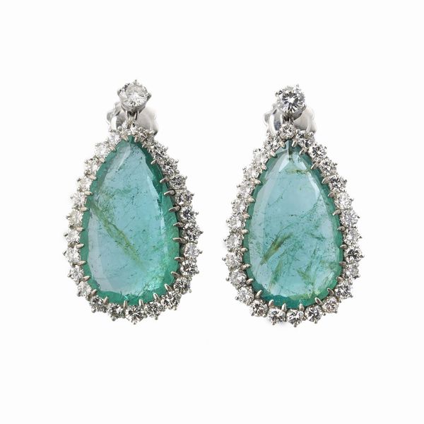 PAIO DI ORECCHINI PENDENTI CON SMERALDI E DIAMANTI  - Asta Gioielli  - Associazione Nazionale - Case d'Asta italiane