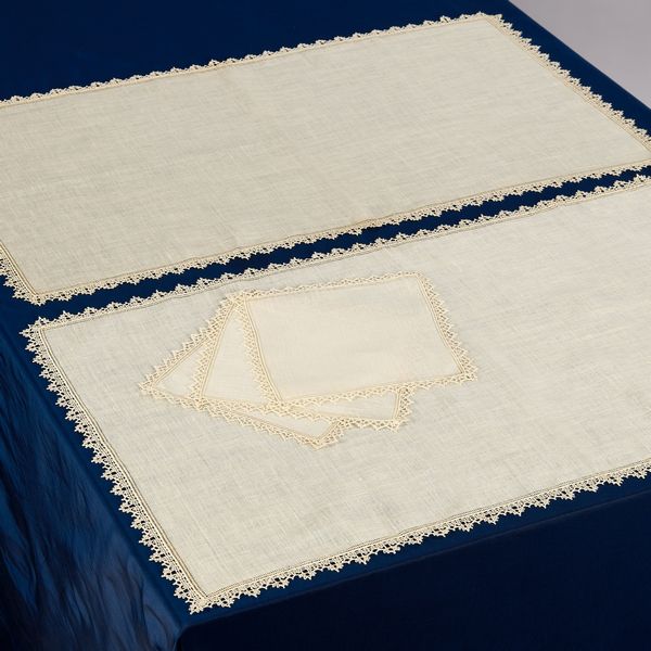 Coppia di tovagliette e sei tovaglioli in bisso di lino cru  - Asta L'Arte della Tavola - Associazione Nazionale - Case d'Asta italiane