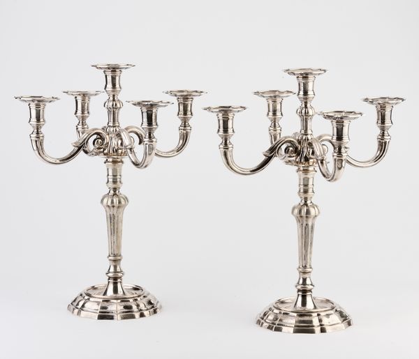 Coppia di candelabri a cinque fiamme in argento  - Asta L'Arte della Tavola - Associazione Nazionale - Case d'Asta italiane