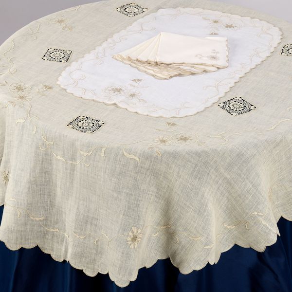 Tovaglia ovale, tovaglietta e sei tovaglioli in bisso di lino cru  - Asta L'Arte della Tavola - Associazione Nazionale - Case d'Asta italiane
