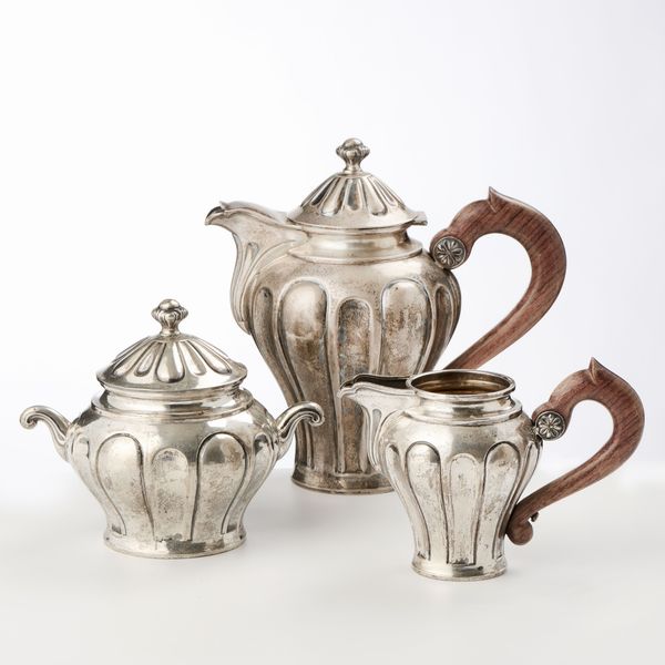 Caffettiera, zuccheriera e lattiera in argento  - Asta L'Arte della Tavola - Associazione Nazionale - Case d'Asta italiane