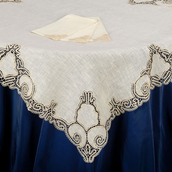 Tovaglietta e sei tovaglioli in bisso di lino cru  - Asta L'Arte della Tavola - Associazione Nazionale - Case d'Asta italiane