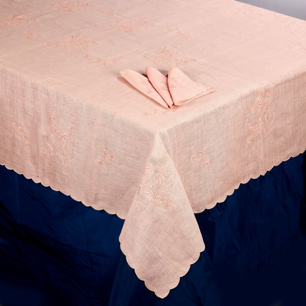 Tovaglia rettangolare e diciotto tovaglioli in bisso di lino rosa  - Asta L'Arte della Tavola - Associazione Nazionale - Case d'Asta italiane