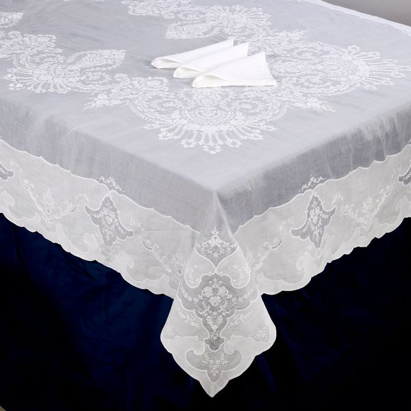 Pregiatissima tovaglia e dodici tovaglioli in bisso di lino bianco  - Asta L'Arte della Tavola - Associazione Nazionale - Case d'Asta italiane