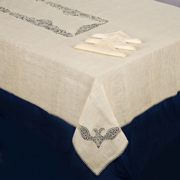 Tovaglia rettangolare  e dodici tovaglioli in bisso di lino cru  - Asta L'Arte della Tavola - Associazione Nazionale - Case d'Asta italiane