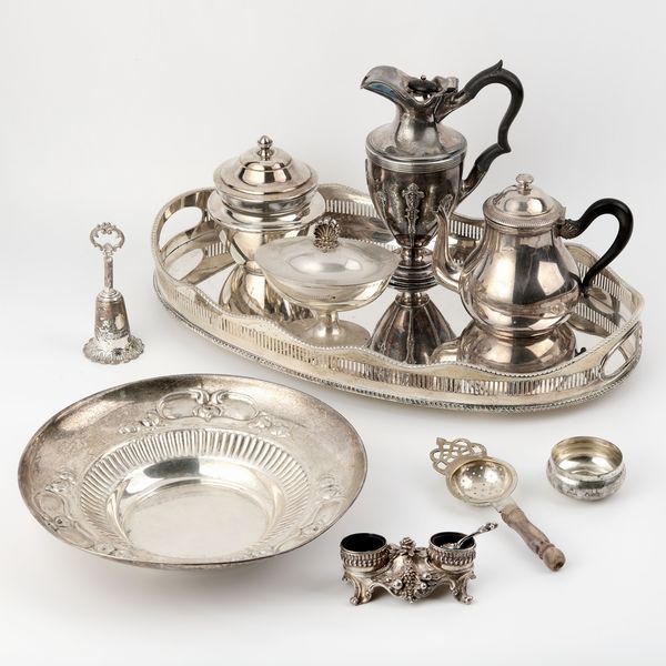 Dieci oggetti in metallo argentato  - Asta L'Arte della Tavola - Associazione Nazionale - Case d'Asta italiane