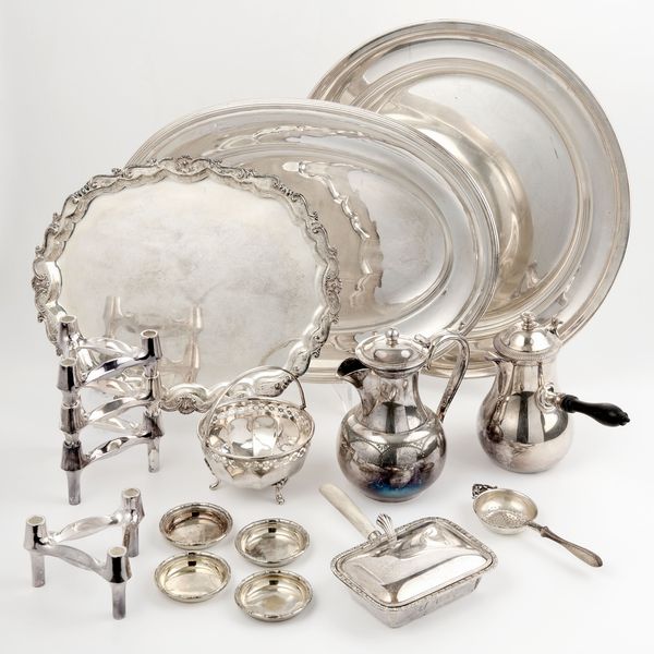 Sedici oggetti in metallo argentato  - Asta L'Arte della Tavola - Associazione Nazionale - Case d'Asta italiane