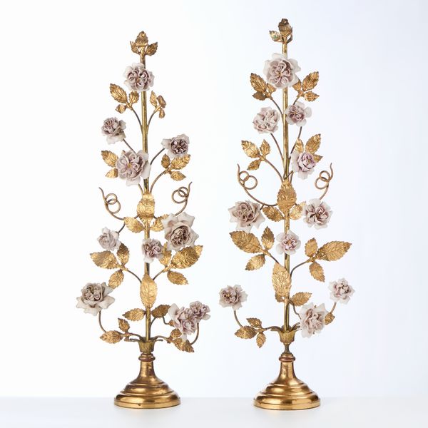 Coppia di palme da altare in metallo dorato con fiori in porcellana  - Asta L'Arte della Tavola - Associazione Nazionale - Case d'Asta italiane