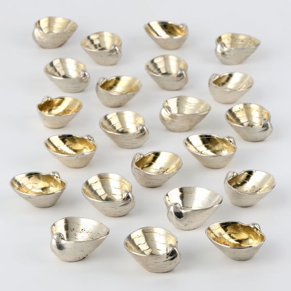 Faraone ventidue saliere a conchiglia in argento  - Asta L'Arte della Tavola - Associazione Nazionale - Case d'Asta italiane