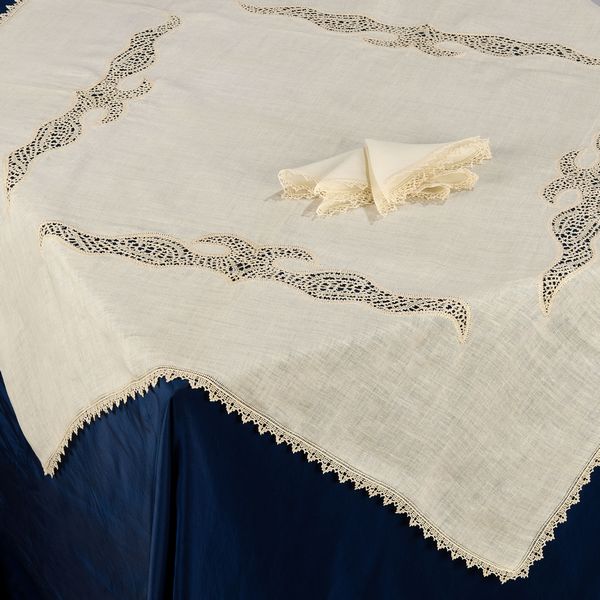 Tovaglia quadrata e dodici tovaglioli in bisso di lino cru  - Asta L'Arte della Tavola - Associazione Nazionale - Case d'Asta italiane