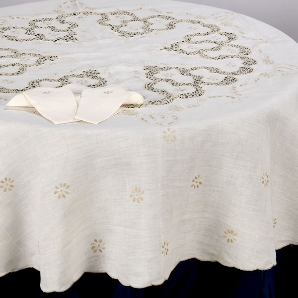 Tovaglia rotonda e sedici tovaglioli in lino naturale  - Asta L'Arte della Tavola - Associazione Nazionale - Case d'Asta italiane