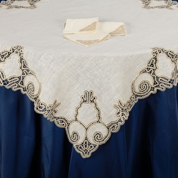 Tovaglietta e sei tovaglioli in bisso di lino cru  - Asta L'Arte della Tavola - Associazione Nazionale - Case d'Asta italiane