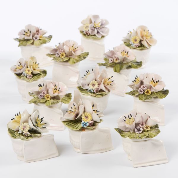 Capodimonte dodici segnaposto a mazzetto di fiori in ceramica  - Asta L'Arte della Tavola - Associazione Nazionale - Case d'Asta italiane